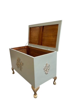Vintage Bedding Blanket Storage Box / Chest - Image 4