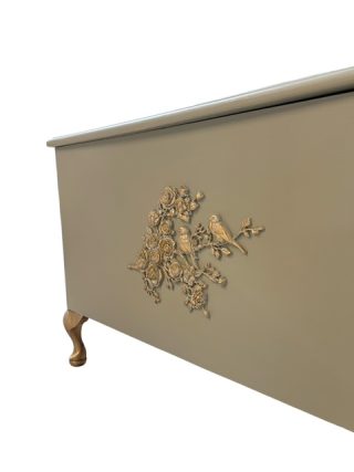 Vintage Bedding Blanket Storage Box / Chest - Image 6
